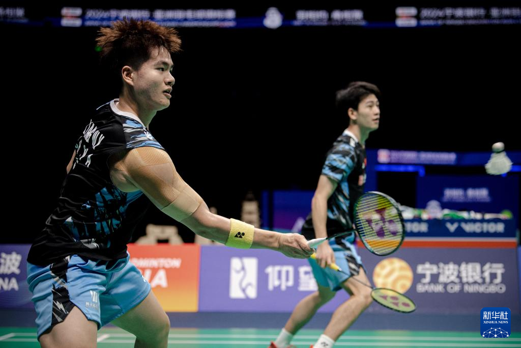 梁伟铿(左)/王昶在比赛中 梁伟铿(左)/王昶在比赛中