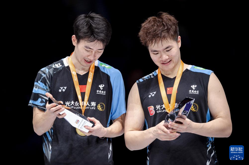 梁伟铿(右)/王昶在颁奖仪式上 梁伟铿(右)/王昶在颁奖仪式上