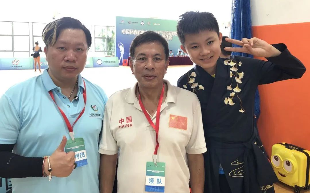 花样轮滑项目中三代同堂传佳话。1 图片