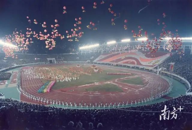 1987年11月,第六届全国运动会开幕式在广州天河体育场举行。资料图片